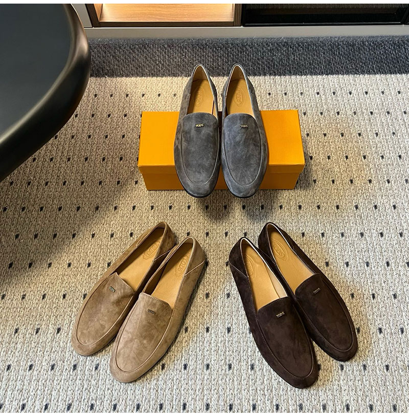 TODS-090410 토즈 2026 뉴 메탈 레이블 플랫 로퍼즈